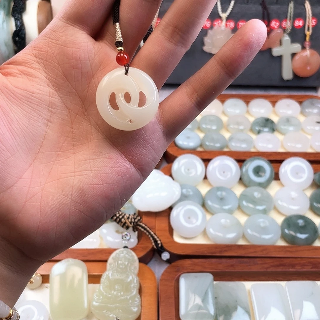 石英质玉合金颈饰