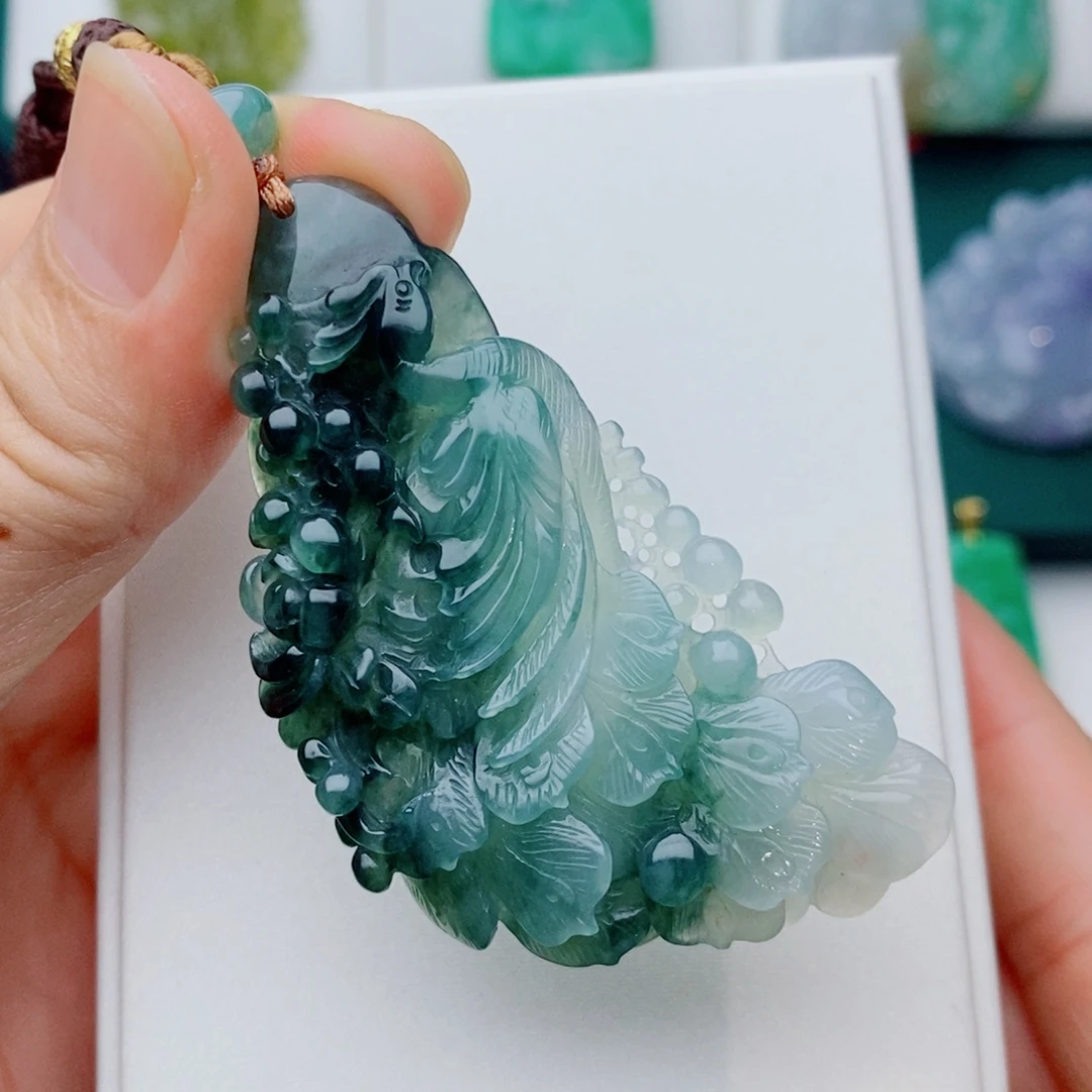 翡翠未镶嵌颈饰凤穿牡丹