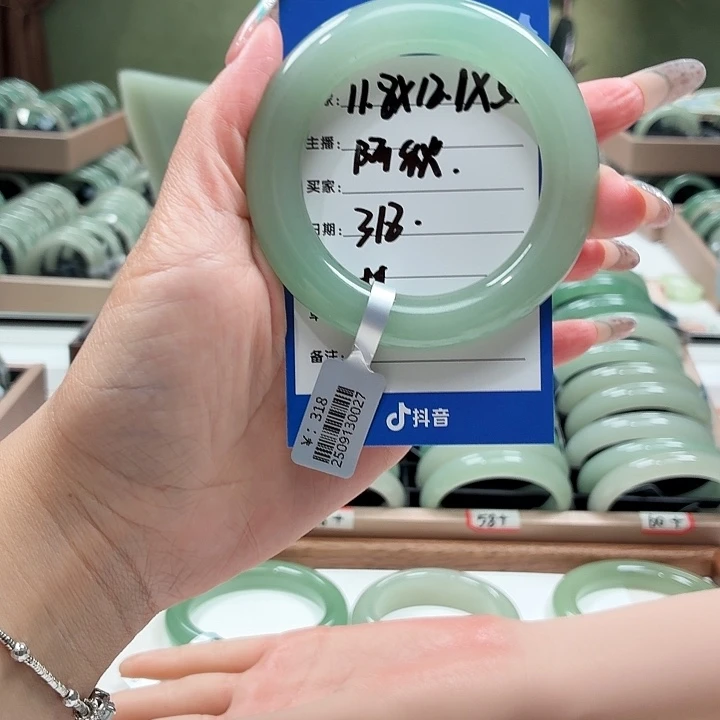 阿***z未镶嵌手镯石英岩玉