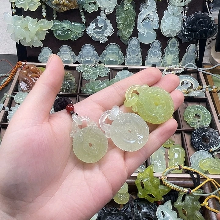 岫玉未镶嵌吊坠(赠链)