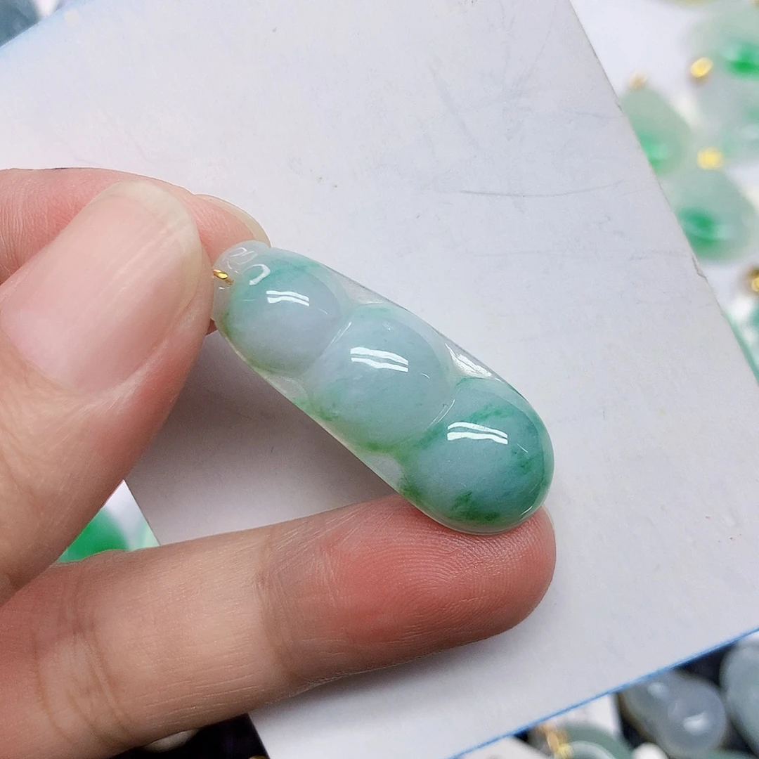 翡翠18K金镶嵌颈饰豆子