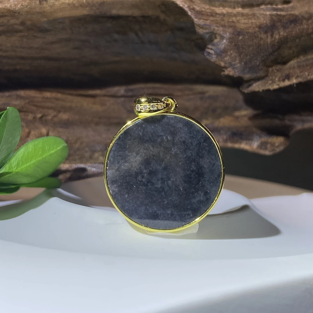 天然缅料A货翡翠乌鸡圆牌/一件（微瑕）多样性