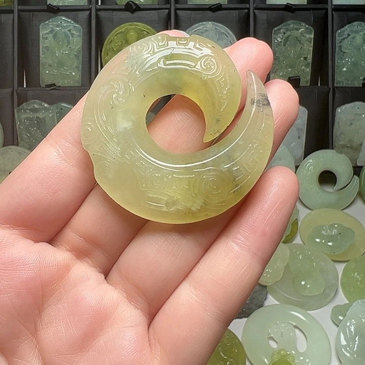 未镶嵌岫玉吊坠(赠链)