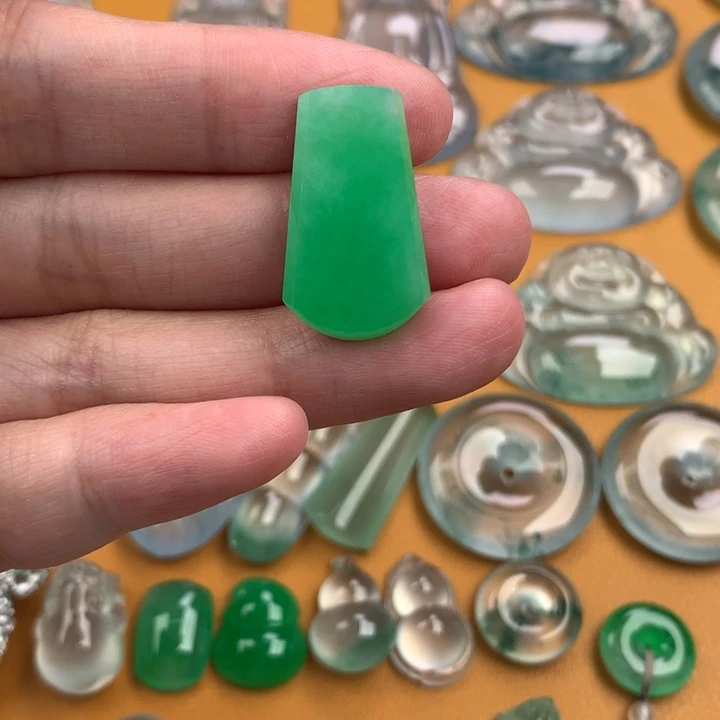 颈饰未镶嵌翡翠…..