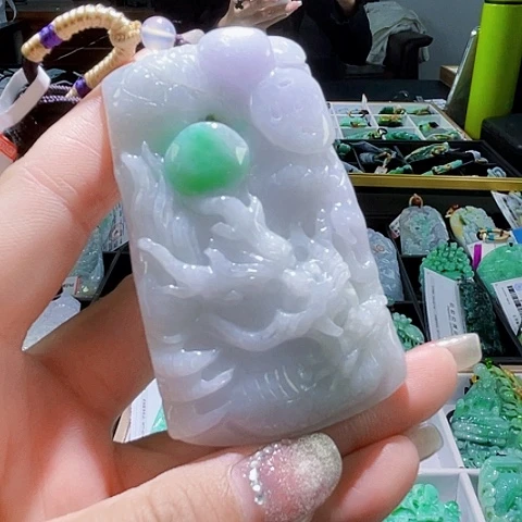 翡翠未镶嵌颈饰一个