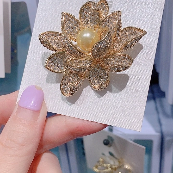锆石铜合金莲花胸针