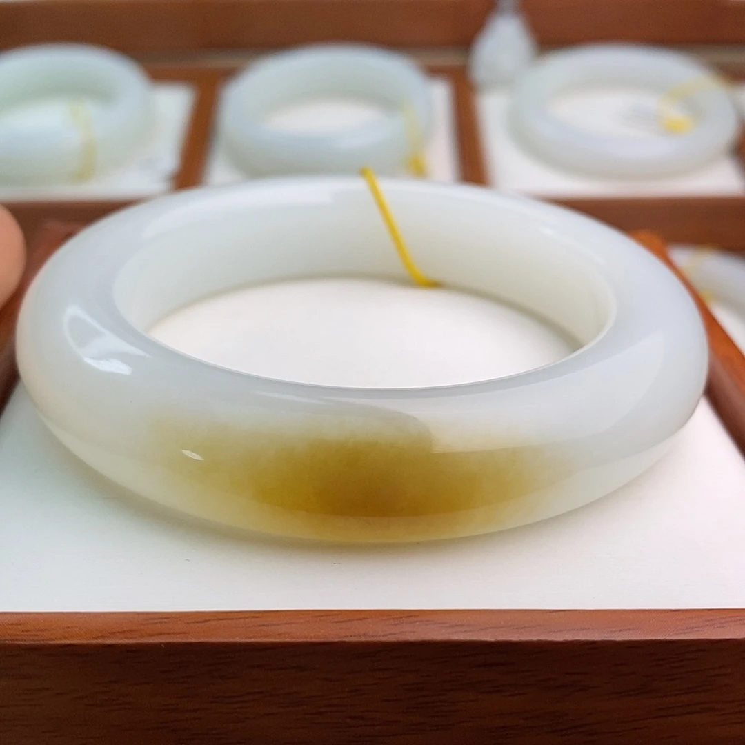 吴***荣和田玉（糖玉）未镶嵌手镯