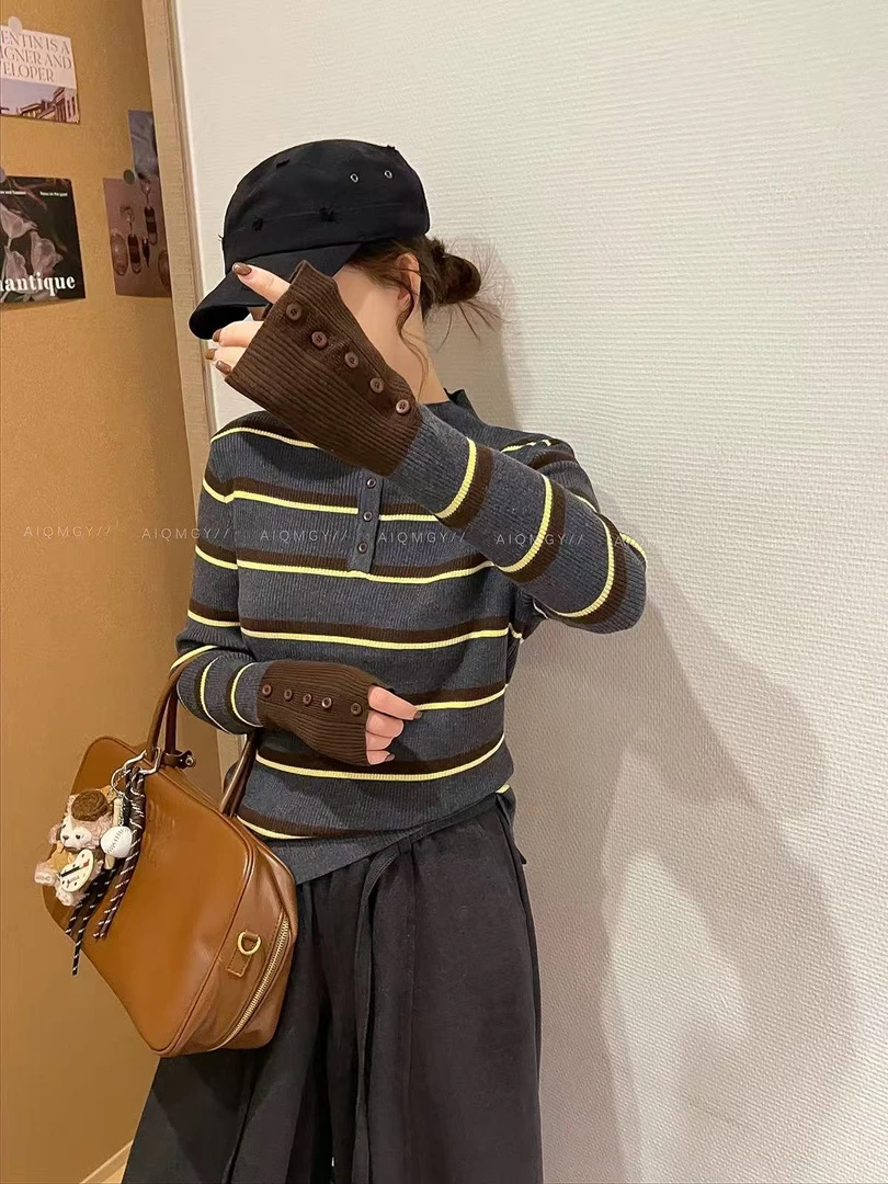 8556【蝶谷】半高领条纹扣子针织衫