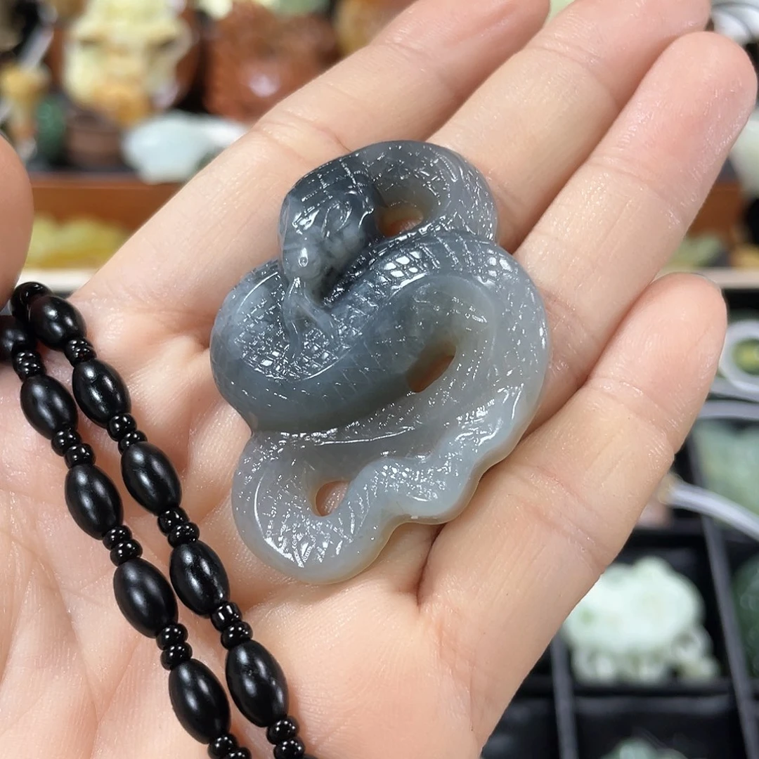 蛇纹石玉颈饰未镶嵌