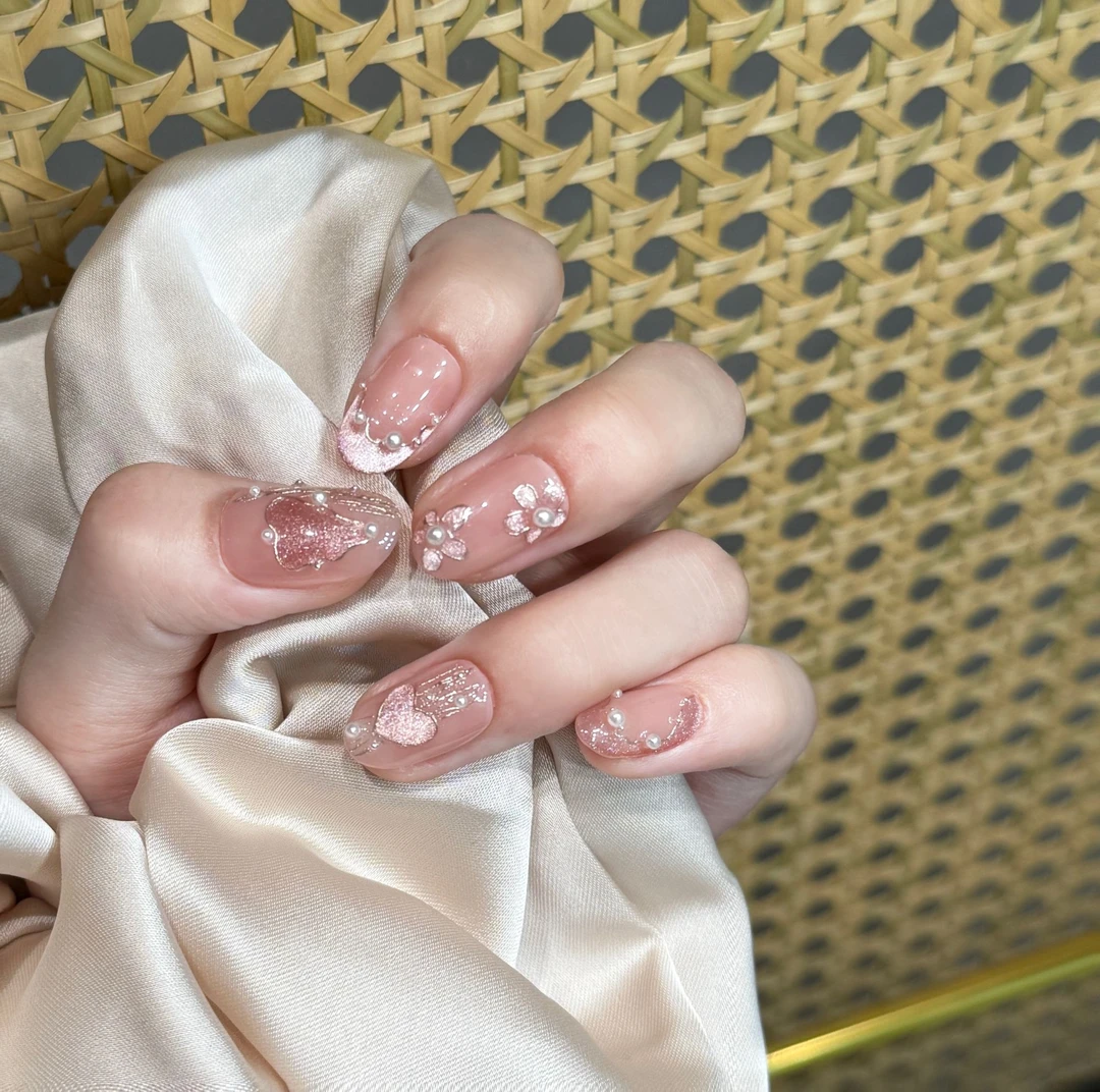 [线隙微光]渐变法式猫眼手绘心形显白镶嵌珍珠艺术感穿戴甲-W027