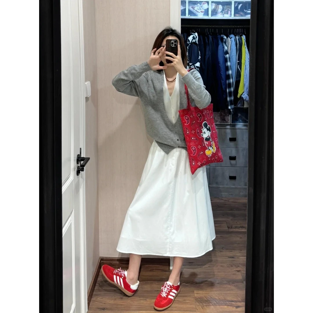 2025秋季新款韩系穿搭慵懒风假两件V领上衣女白色半身裙两件套女