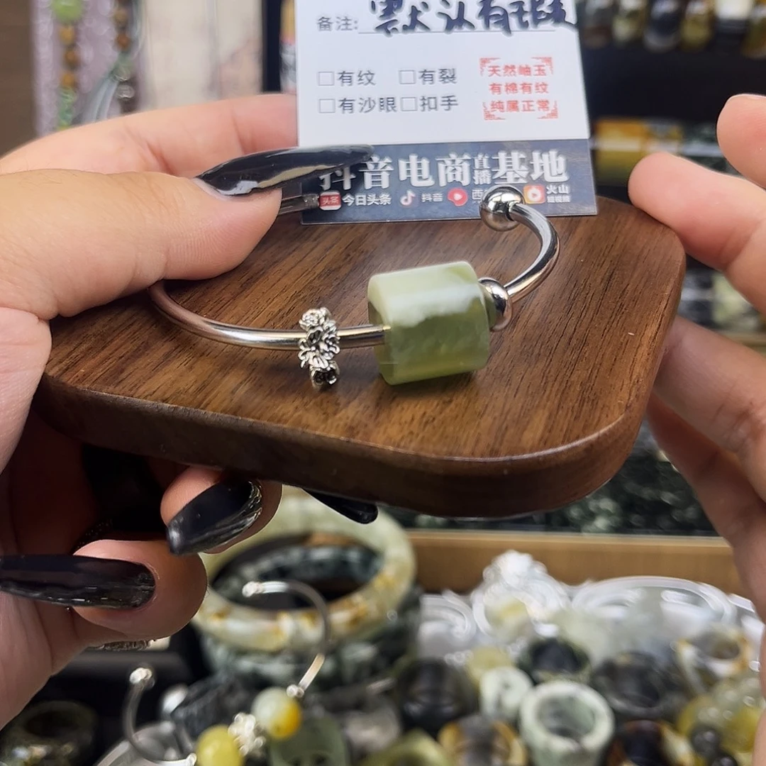蛇纹石玉未镶嵌颈饰不带镯