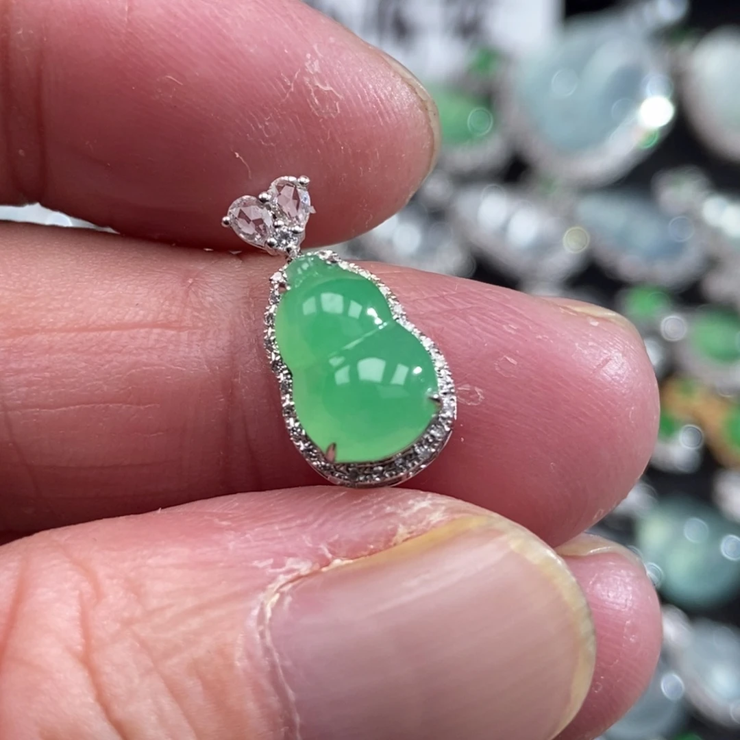 颈饰18K金镶嵌翡翠葫芦