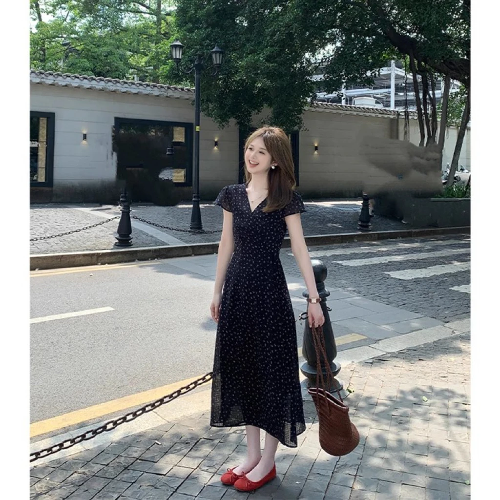 法式复古显瘦V领连衣裙女中长款2025夏碎花高级法式温柔修身裙子