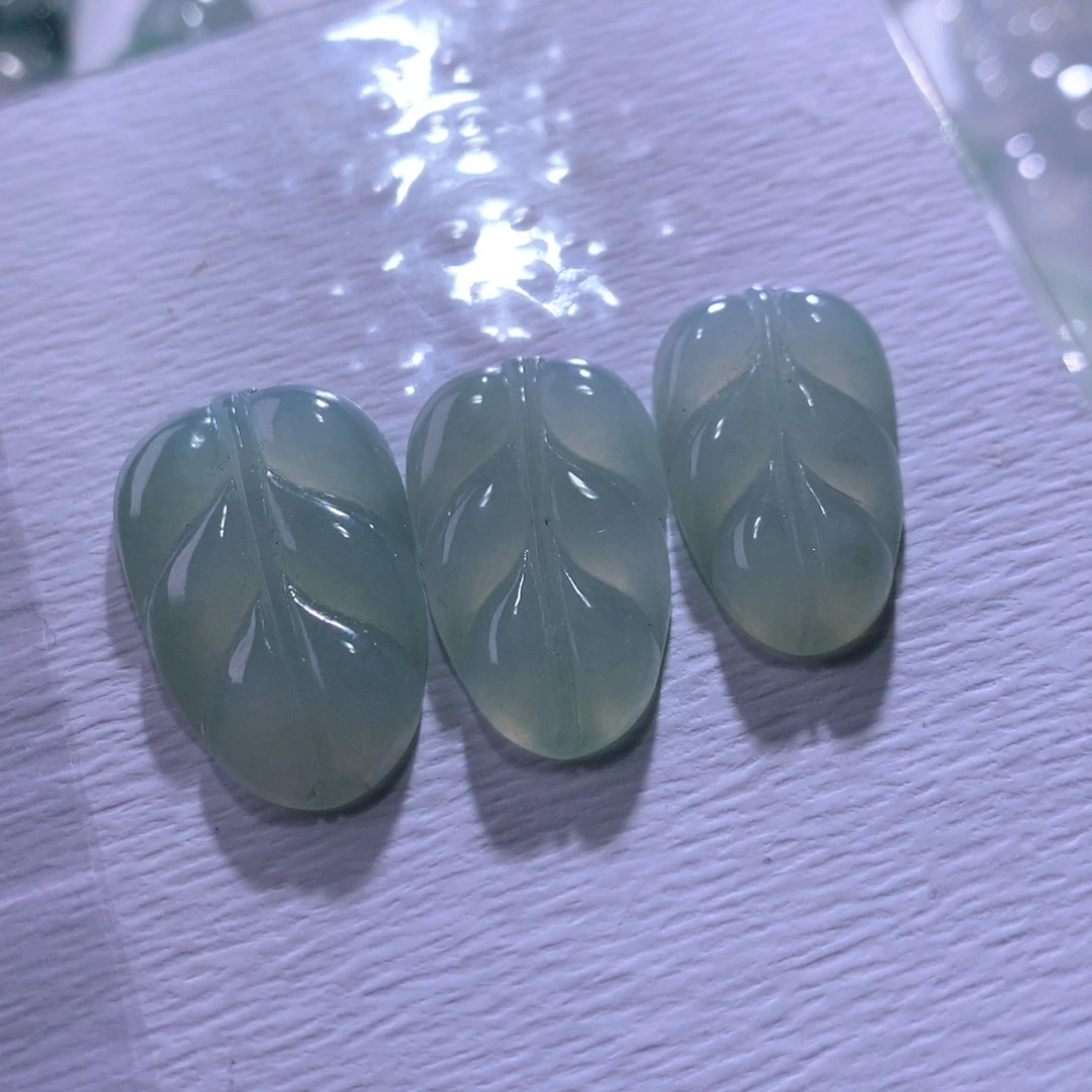 翡翠未镶嵌颈饰一手