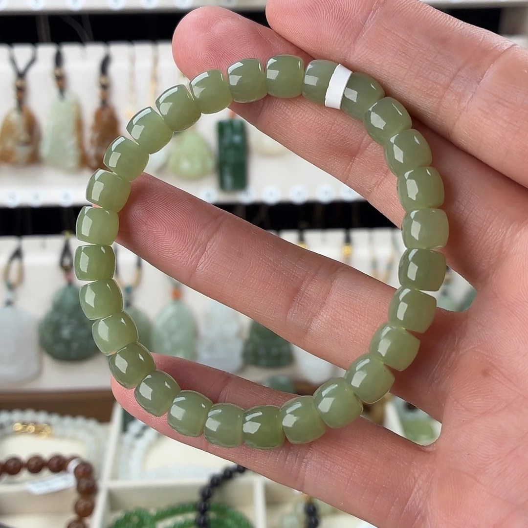 凡***子和田玉未镶嵌颈饰天然和田玉卡8左右青玉直切手串