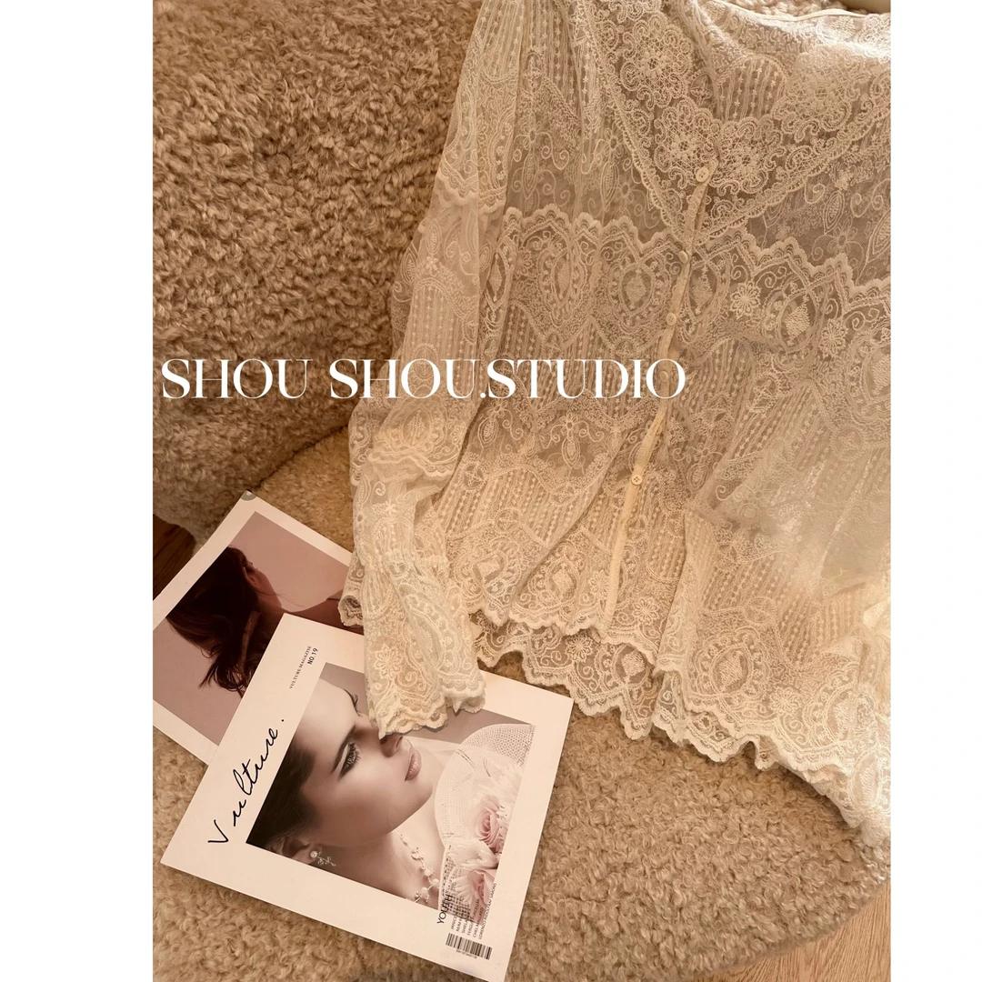 【瘦瘦】大码秋季法式V领蕾丝喇叭袖重工波浪边镂空上衣S01851