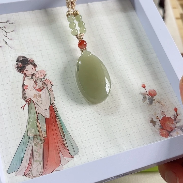 杨***芊和田玉未镶嵌颈饰