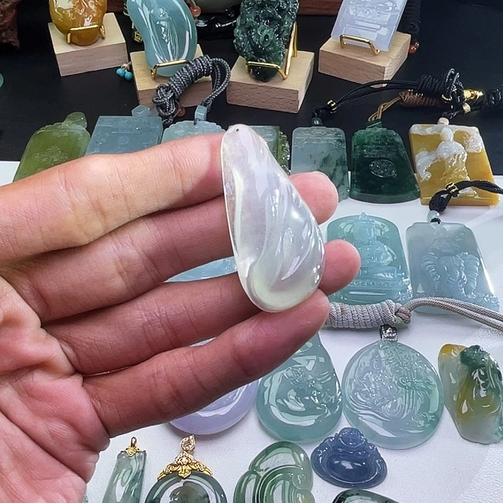 颈饰未镶嵌翡翠冰种力争上游