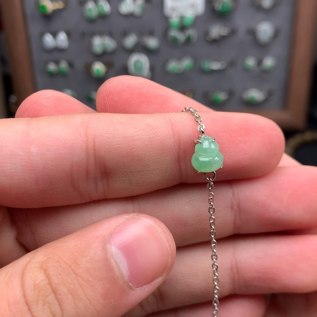 翡翠未镶嵌颈饰你是