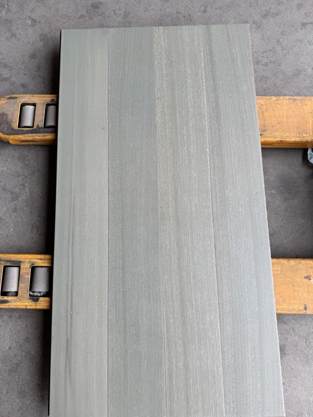 灰色古实木地板环保耐用锁扣地暖适用家用原木地板