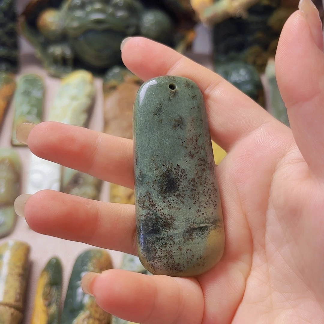 未镶嵌岫岩河磨玉（透闪石质玉）挂件