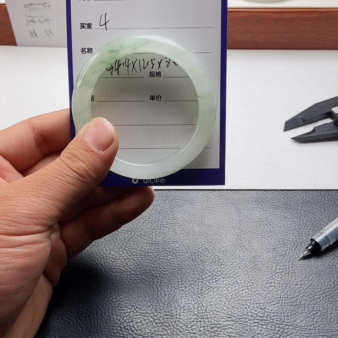 石英质玉手镯未镶嵌微****。4