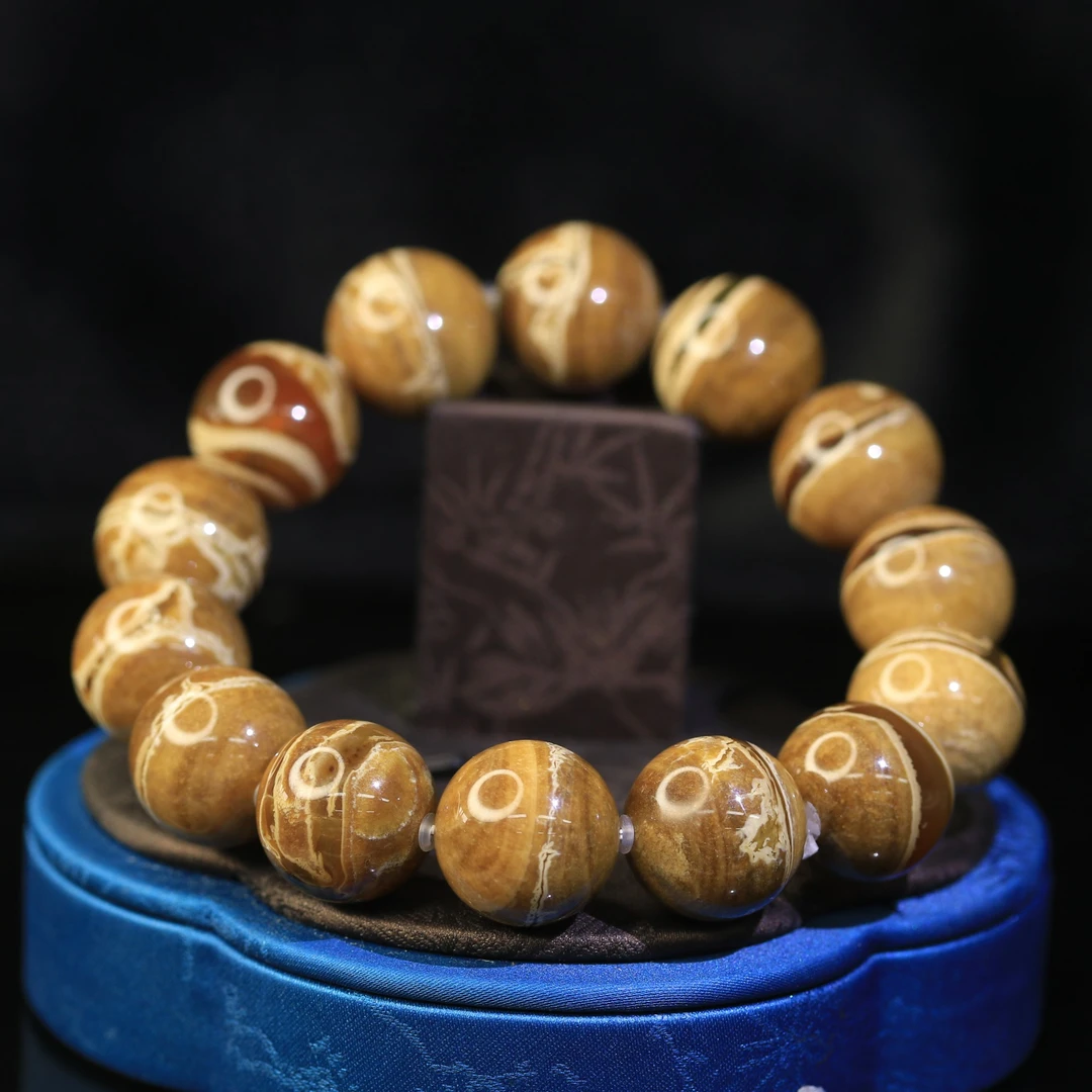 23白根溶洞一线天琥珀手串/800402保利厦门拍卖