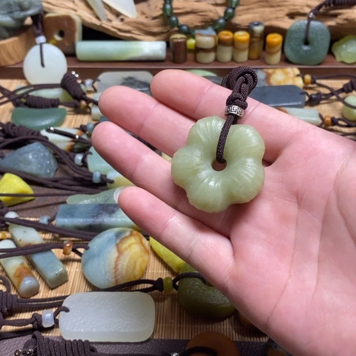 蛇纹石玉未镶嵌挂件