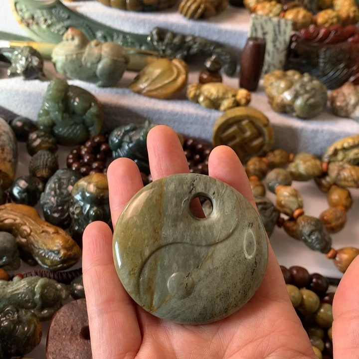 未镶嵌岫岩河磨玉（透闪石质玉）把件