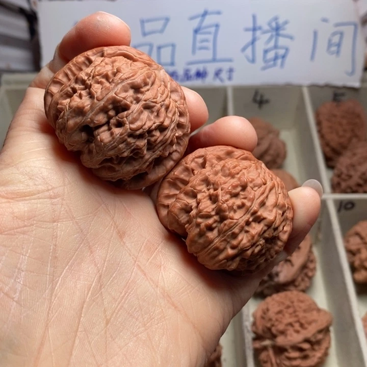 文玩核桃吊坠白狮子