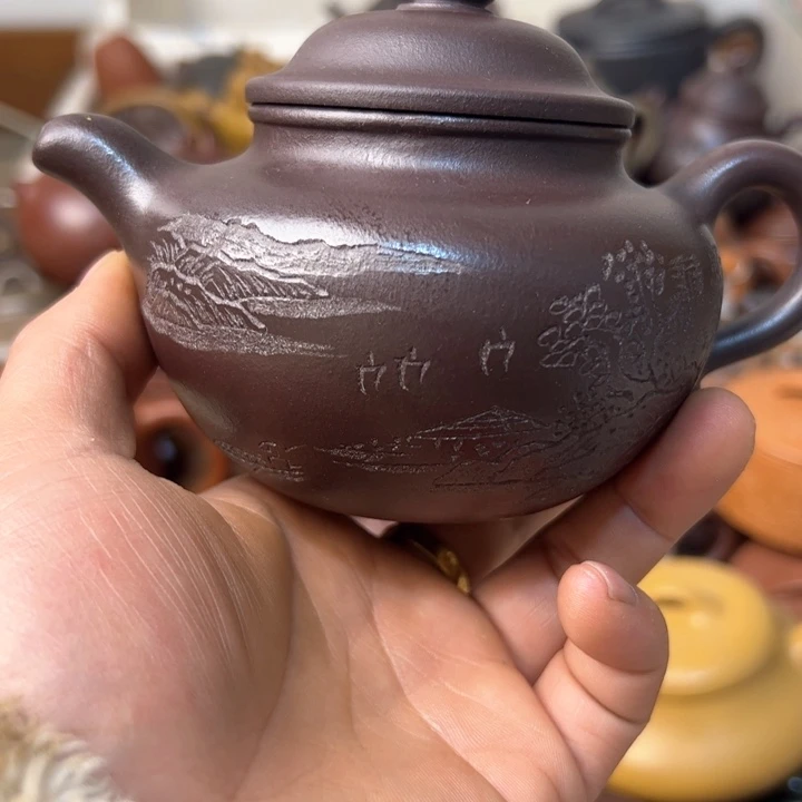 紫砂茶壶紫砂壶微瑕。壶口划痕