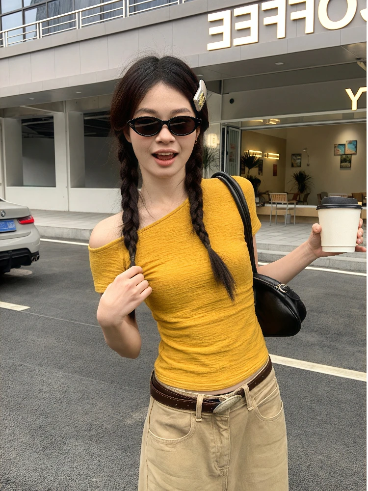 肌理感姜黄色斜肩短袖t恤女不规则修身显瘦露肩多巴胺小衫上衣夏