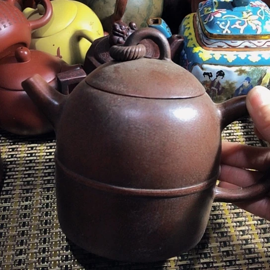 紫砂茶壶原矿泥料手工制作的紫砂壶。