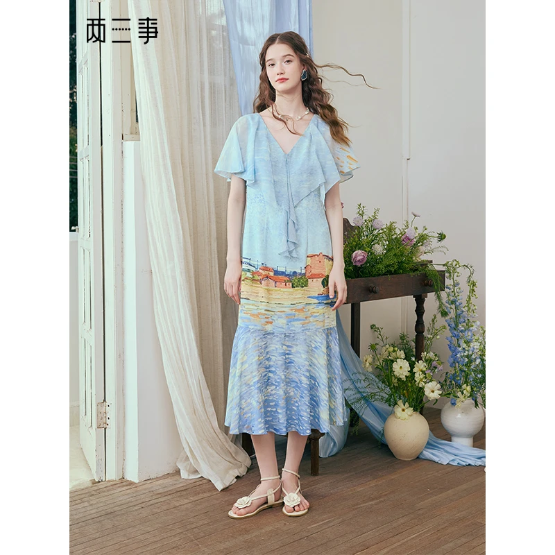 两三事 听潮踏浪 2025夏季新款仙女风披肩式绑带领印花连衣裙长裙