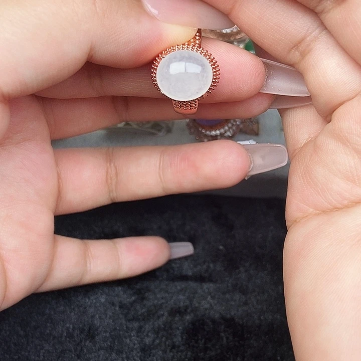 颈饰未镶嵌翡翠戒指