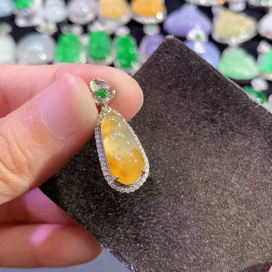 翡翠18K金镶嵌吊坠(赠链)