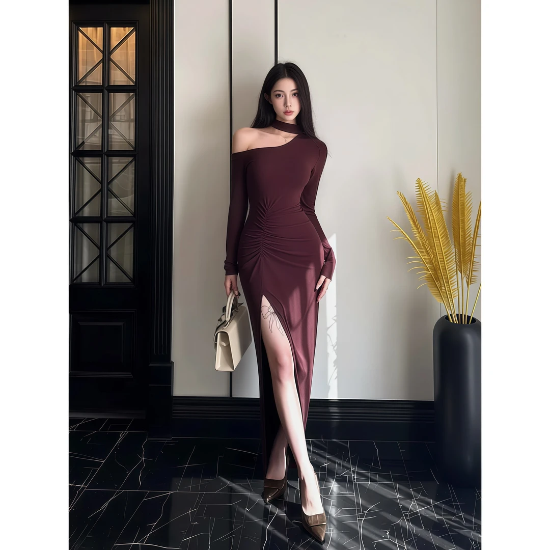 高级感辣妹风斜肩挂脖连衣裙女装秋冬新款褶皱收腰开叉气质长裙子