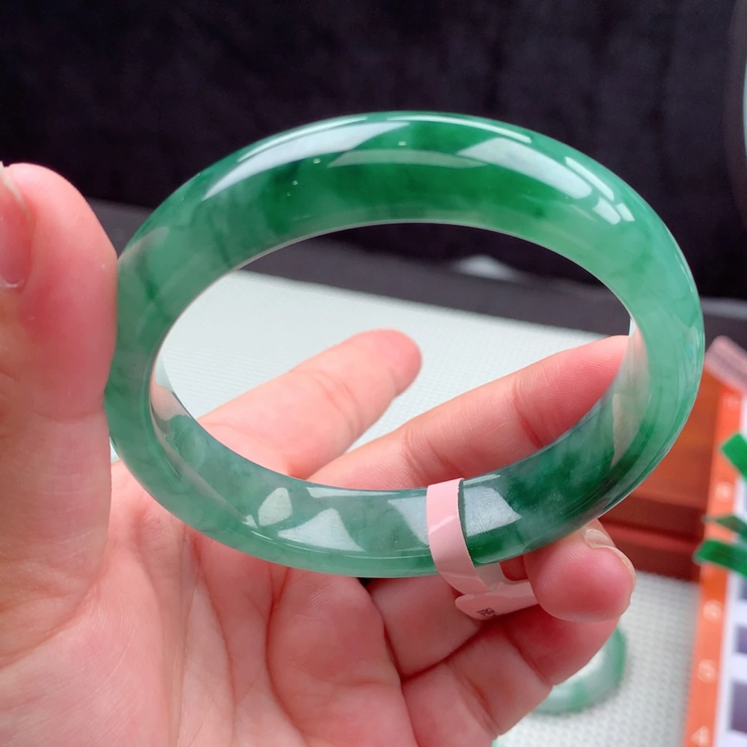 翡翠手镯未镶嵌翡翠