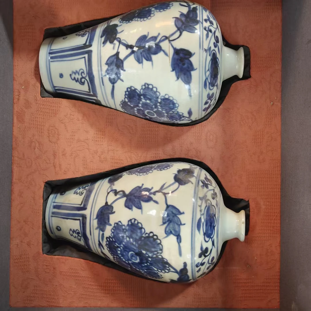景德镇青花缠枝花卉梅瓶对瓶