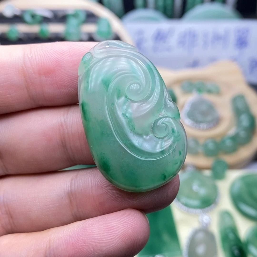 未镶嵌石英质玉（非洲翠）车挂