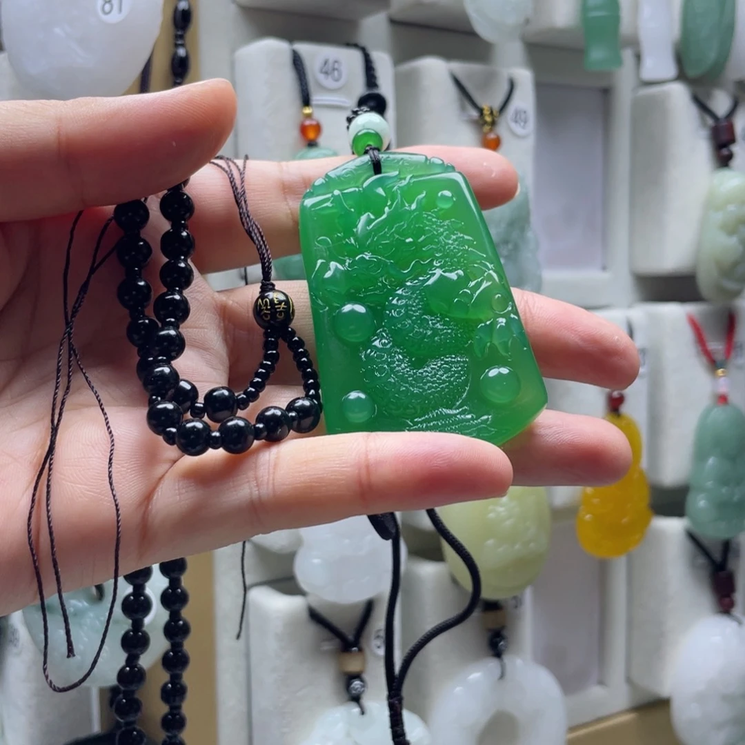 石英质玉（金丝玉）未镶嵌颈饰