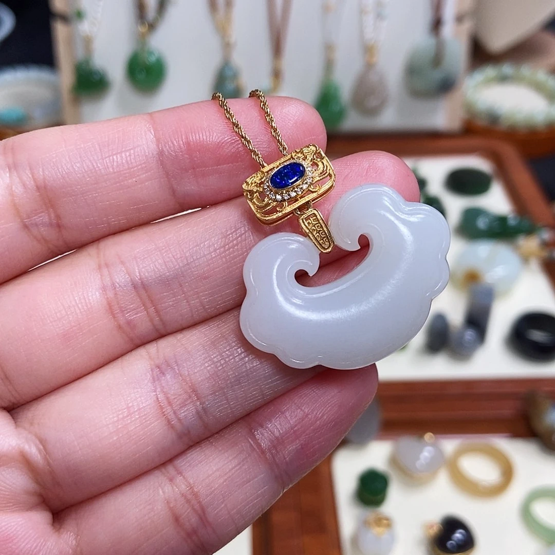 和田玉18K金镶嵌吊坠(赠链)