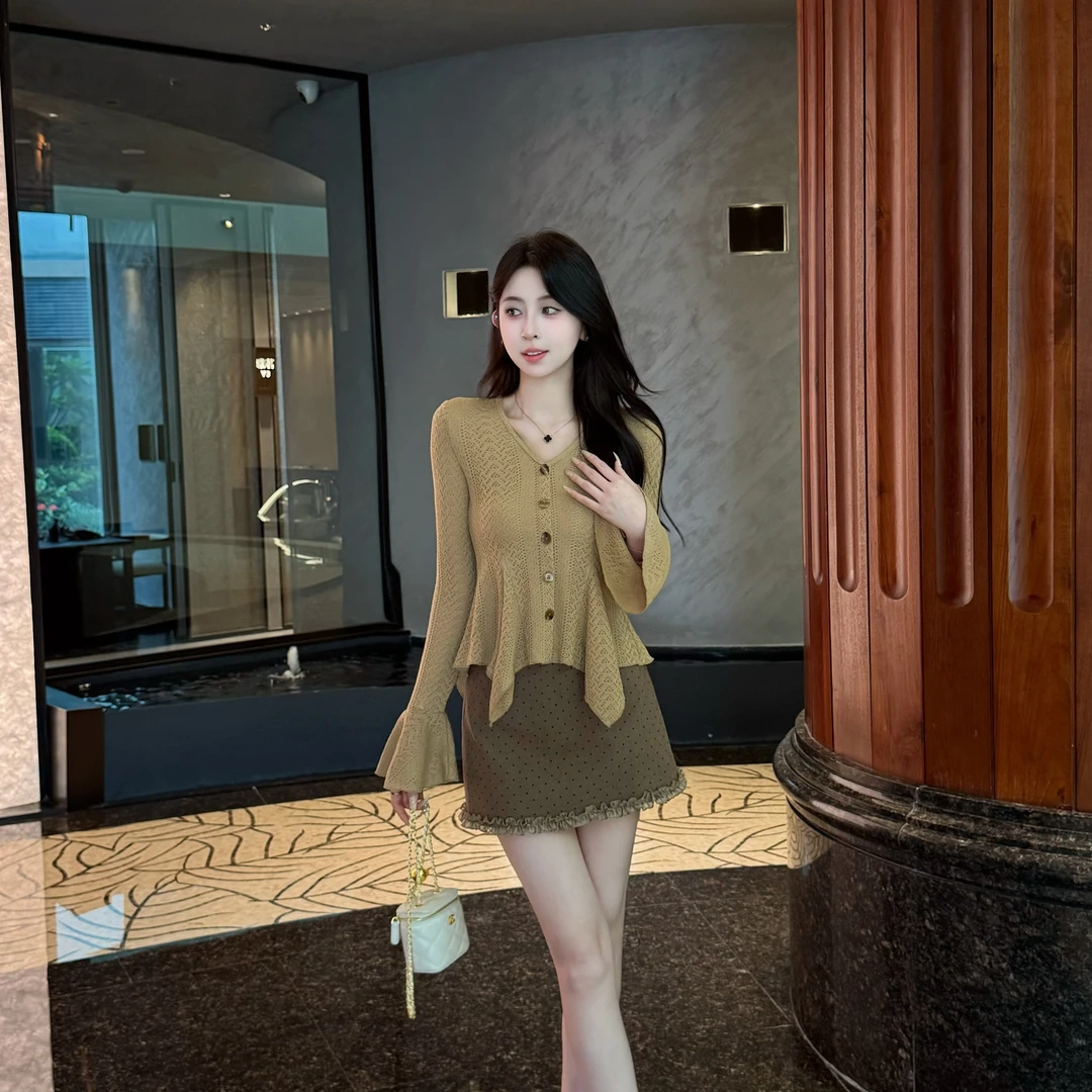 YUANLIANSU/圆脸酥【木蔓秋诗】卡其色不规则针织衫+波点半身裙套装