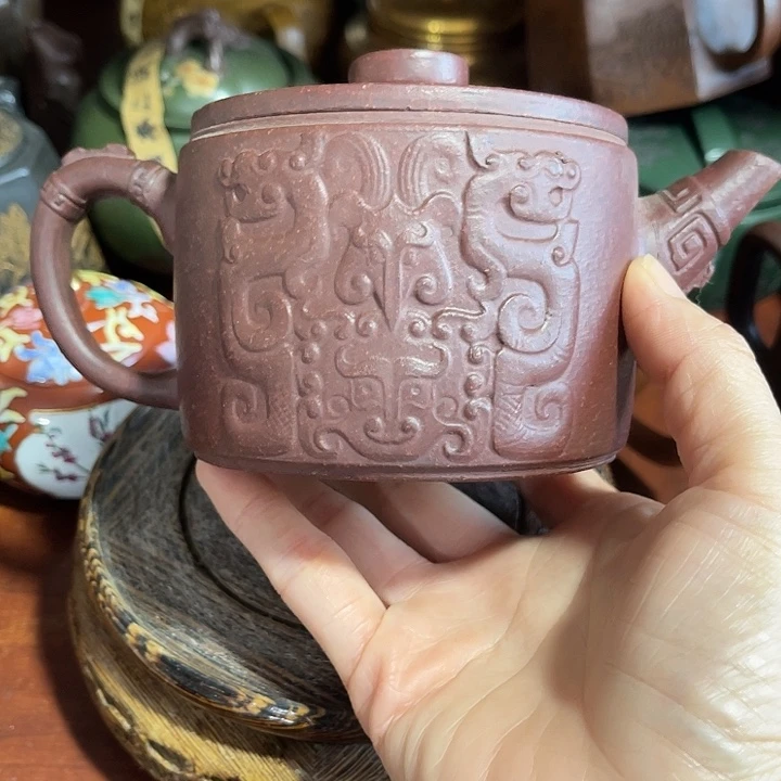 段泥茶壶原矿泥料手工制作的一把紫砂壶。