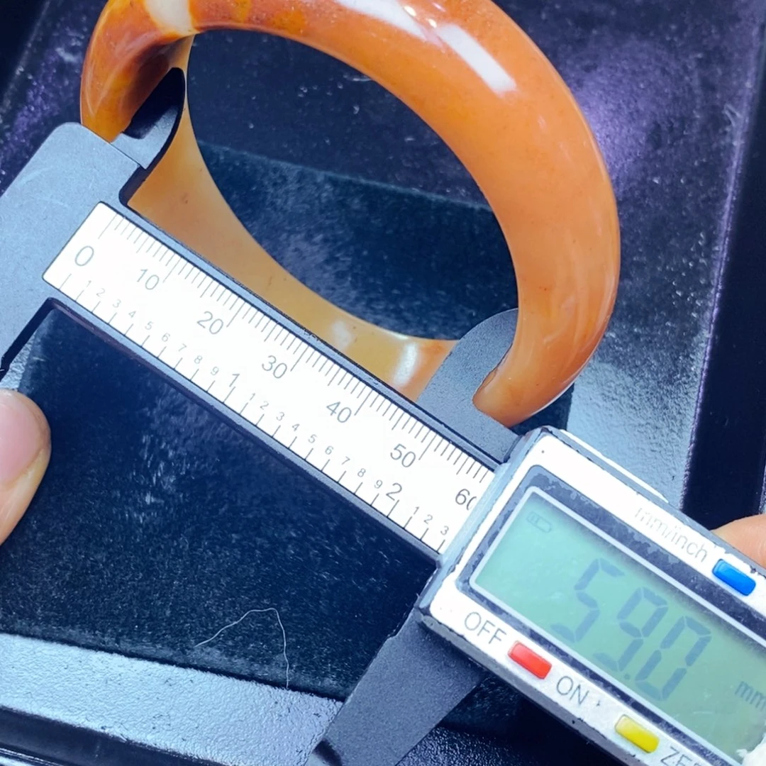 未镶嵌石英质玉（黄龙玉）颈饰