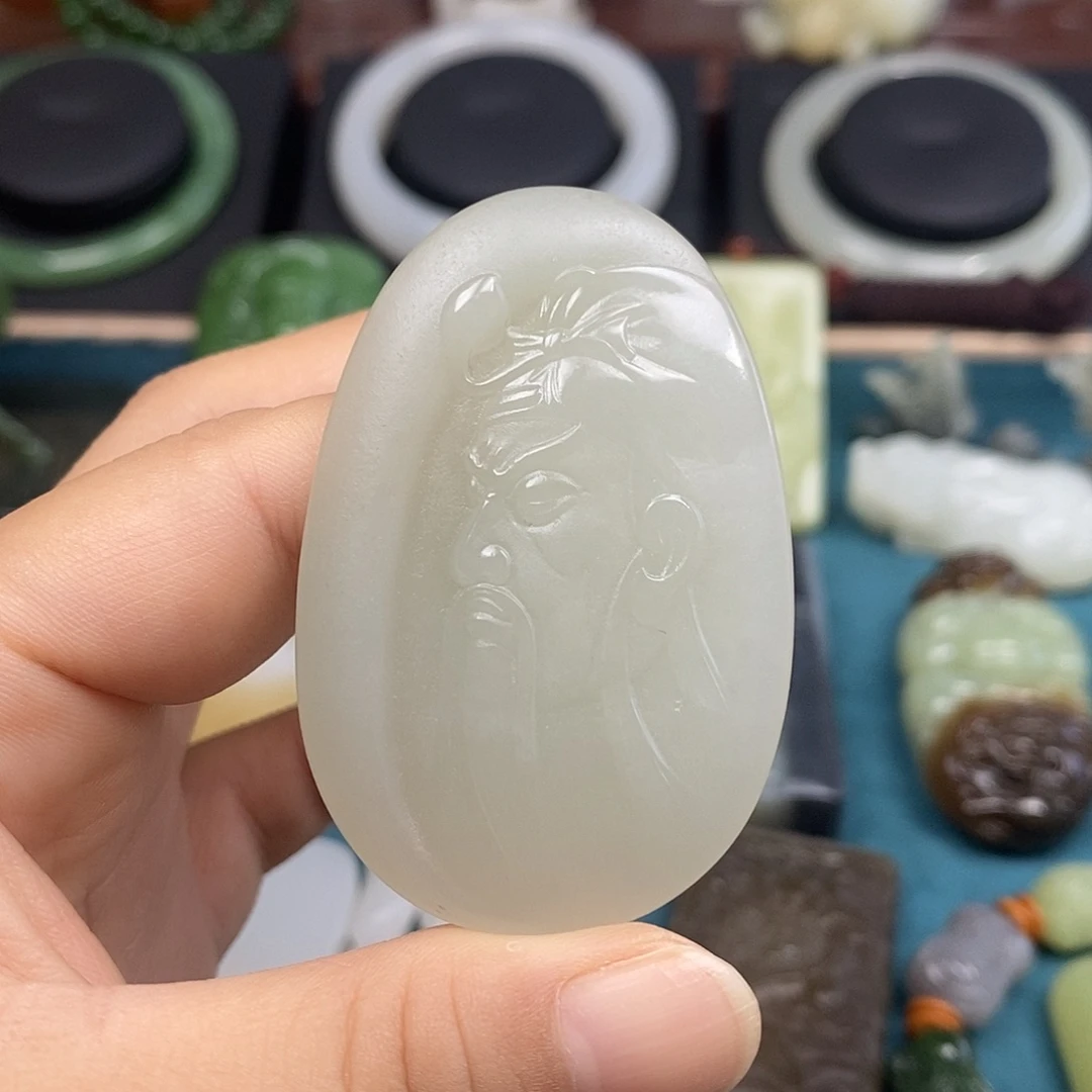 姜***。颈饰未镶嵌和田玉