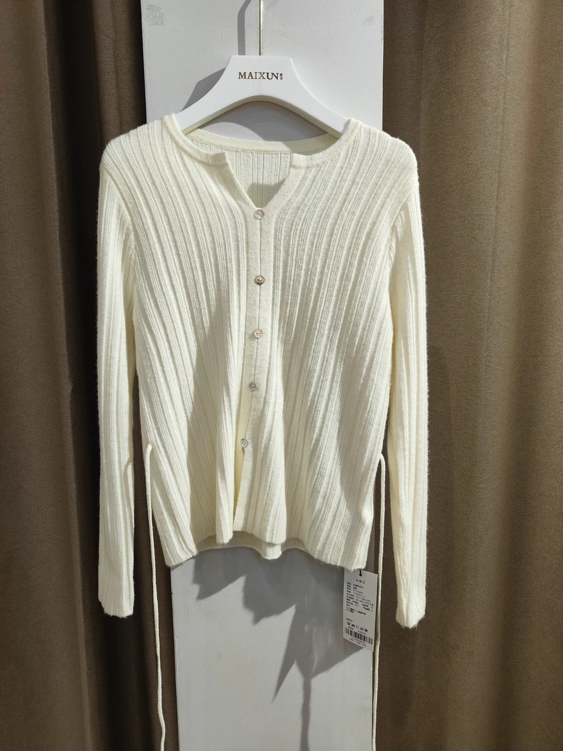 麦寻专柜打底针织衫时尚白色长袖气质