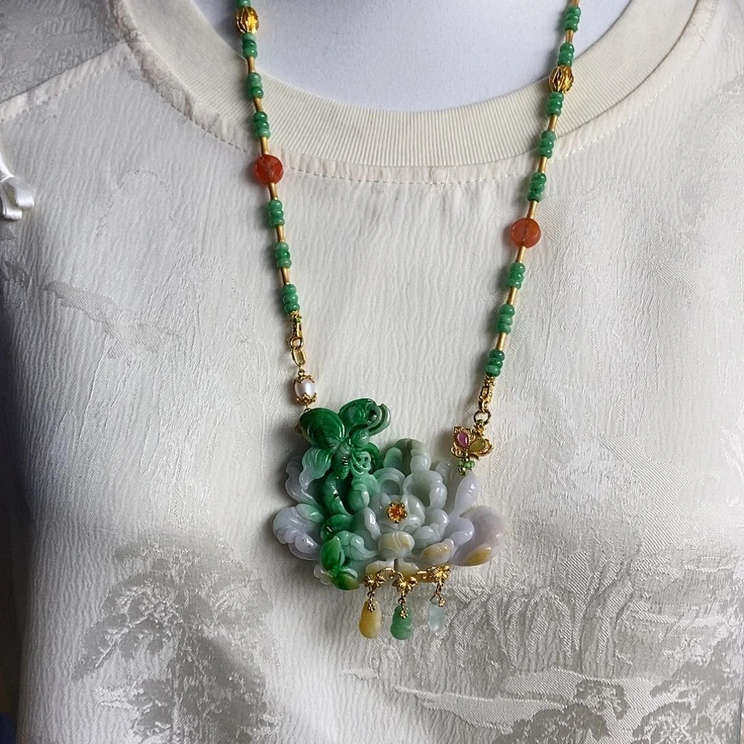 翡翠未镶嵌吊坠(赠链)