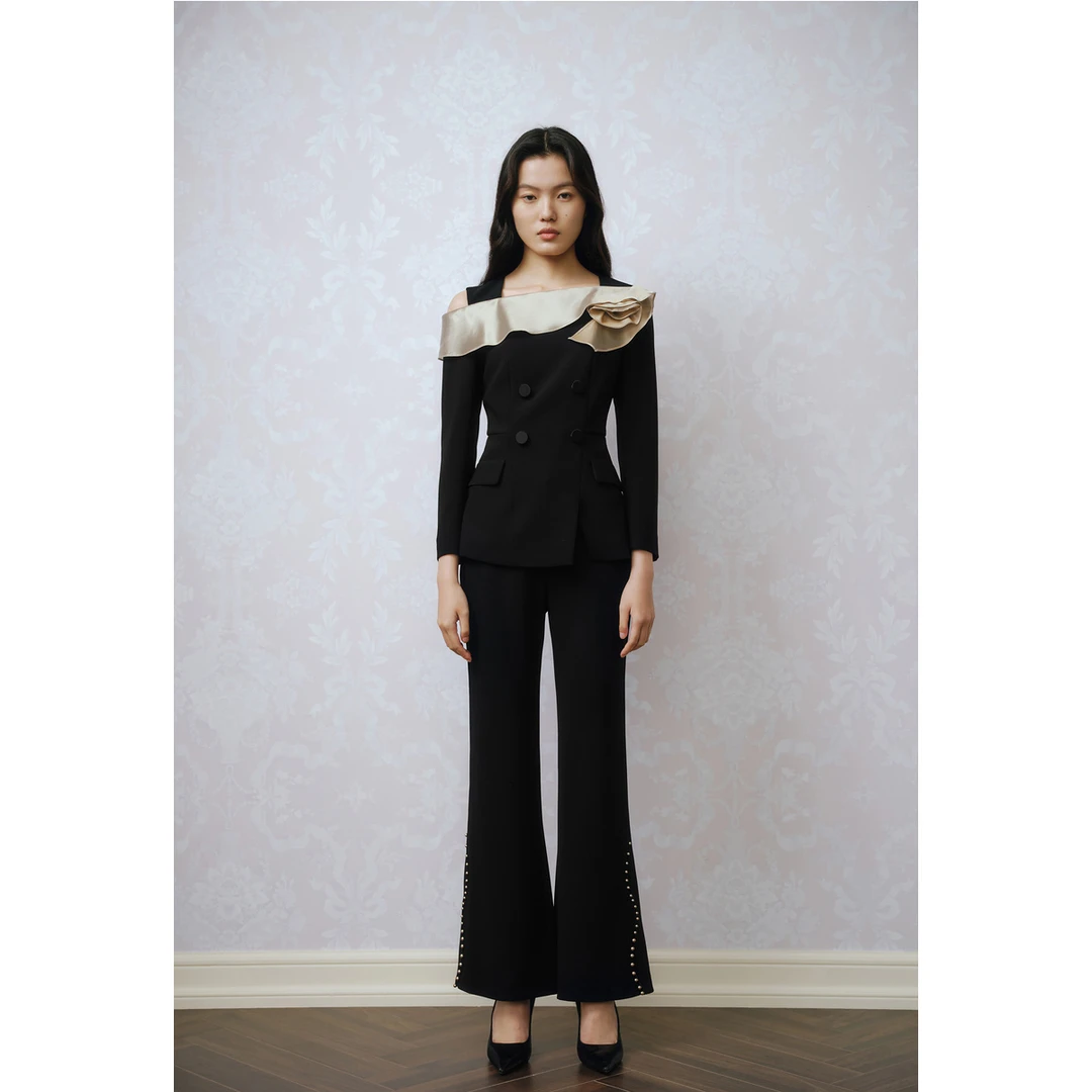 OBBLIGATO奥丽嘉朵春黑色荷叶边玫瑰花点缀领口上衣1C33170240